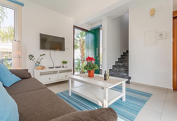 Open-plan living room with sofas, dining area, kitchen, A/C, WiFi internet, satellite TV, and terrace access . - Villa Faros . (Fotogalerie) }}