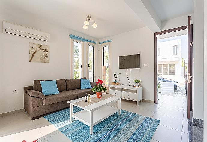 Open-plan living room with sofas, dining area, kitchen, A/C, WiFi internet, satellite TV, and terrace access . - Villa Faros . (Fotogalerie) }}