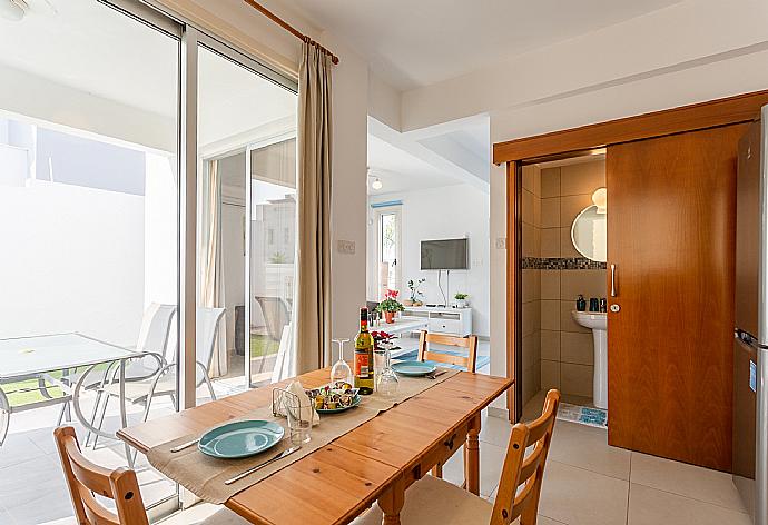 Open-plan living room with sofas, dining area, kitchen, A/C, WiFi internet, satellite TV, and terrace access . - Villa Faros . (Fotogalerie) }}