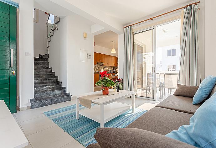 Open-plan living room with sofas, dining area, kitchen, A/C, WiFi internet, satellite TV, and terrace access . - Villa Faros . (Fotogalerie) }}