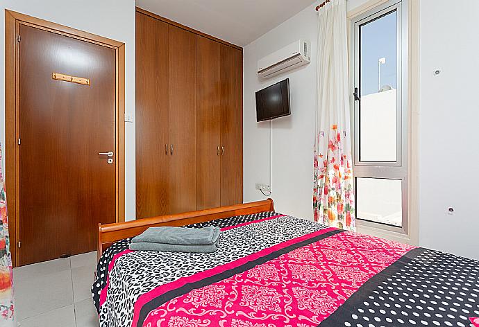 Double bedroom with A/C, satellite TV, and balcony access . - Villa Faros . (Galería de imágenes) }}