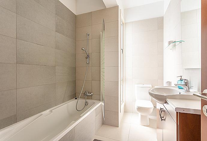 Family bathroom with bath and shower . - Villa Faros . (Fotogalerie) }}