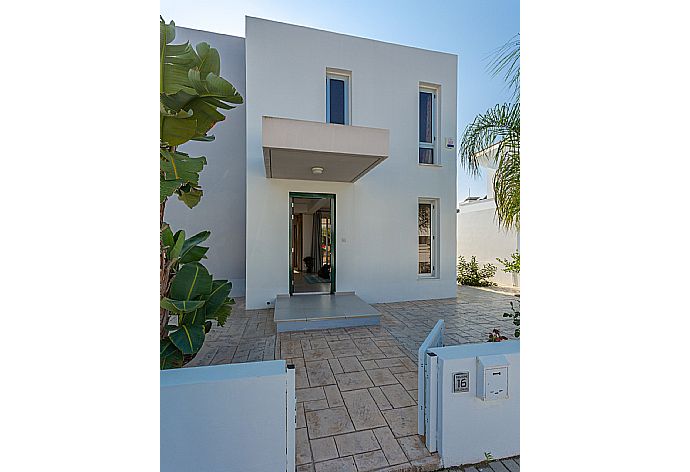 Entrance to villa . - Villa Faros . (Photo Gallery) }}