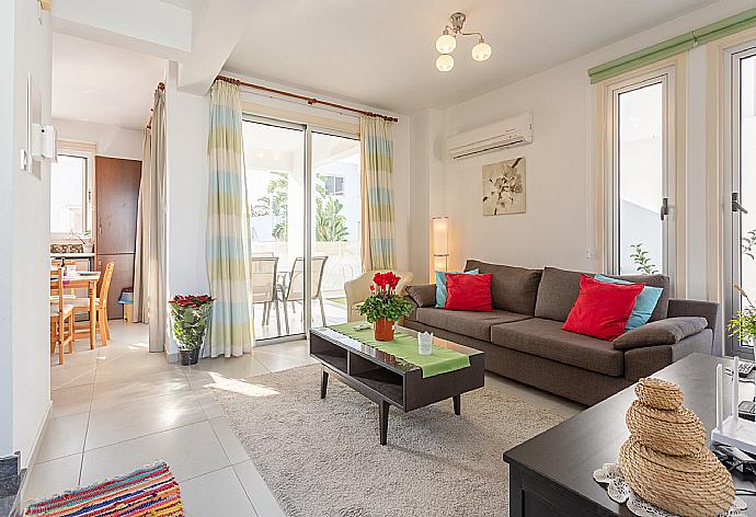 Open-plan living room with sofas, dining area, kitchen, A/C, WiFi internet, satellite TV, and pool terrace access . - Colonian Villa . (Fotogalerie) }}