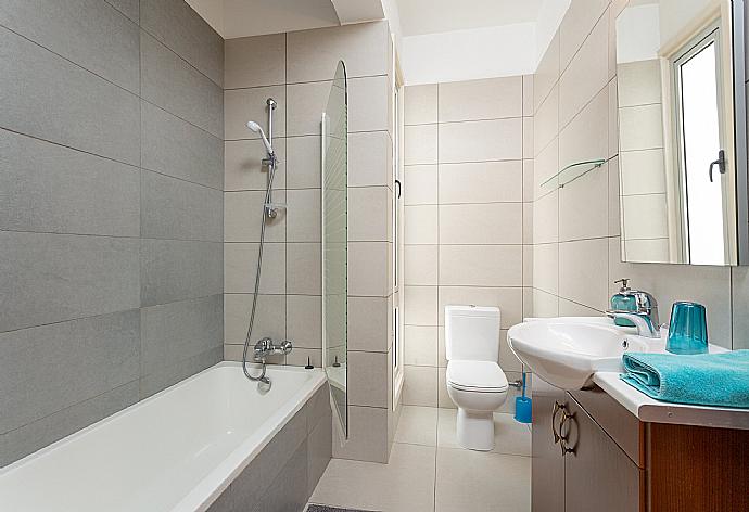 Family bathroom with bath and shower . - Colonian Villa . (Fotogalerie) }}