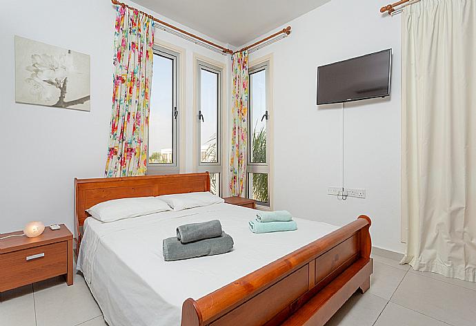 Double bedroom with A/C and satellite TV . - Colonian Villa . (Galleria fotografica) }}