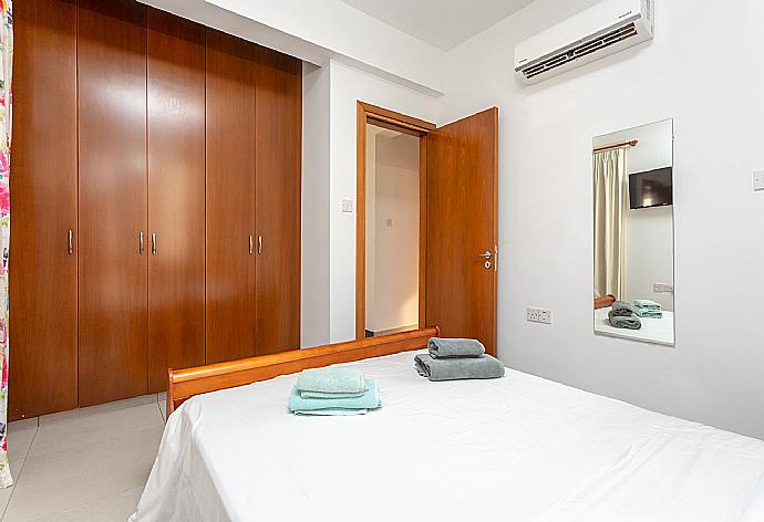 Double bedroom with A/C and satellite TV . - Colonian Villa . (Galerie de photos) }}