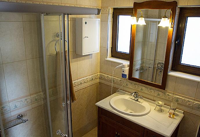 Bathroom with a shower . - Villa Maria . (Fotogalerie) }}