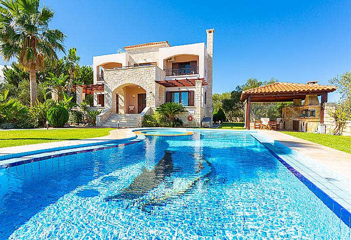 Beautiful villa with private pool, terrace, and large garden . - Villa Maria . (Galerie de photos) }}