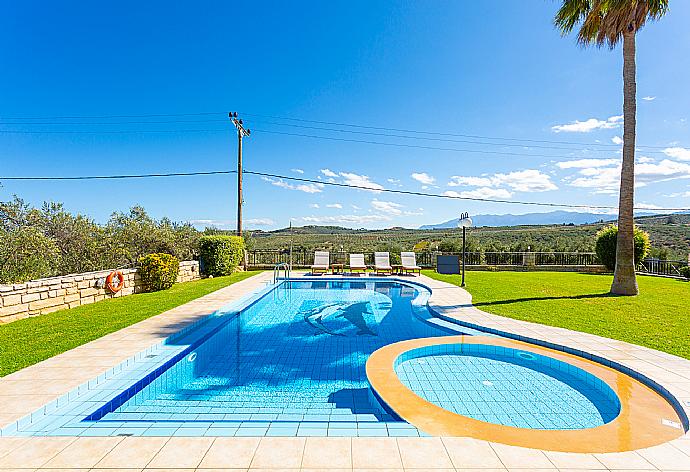 Private pool, terrace, and large garden . - Villa Maria . (Galerie de photos) }}