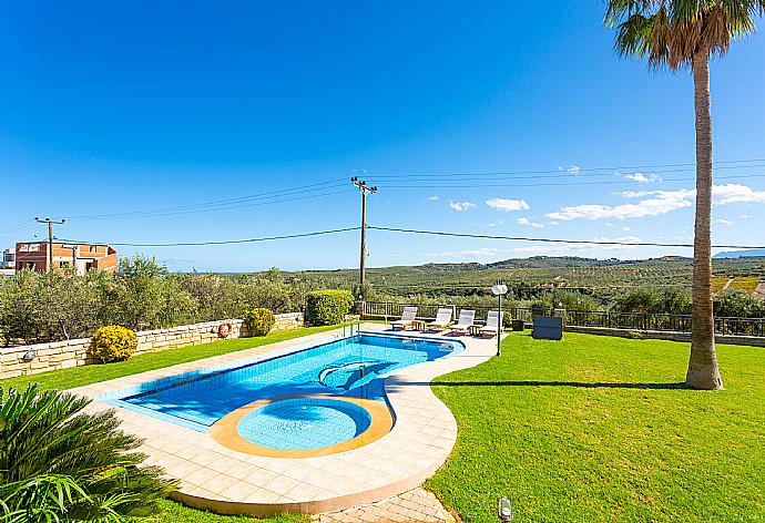 Private pool, terrace, and large garden . - Villa Maria . (Galerie de photos) }}