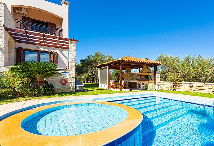 Beautiful villa with private pool, terrace, and large garden . - Villa Maria . (Galerie de photos) }}