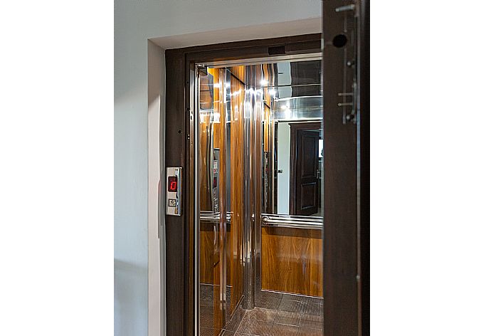 Elevator  . - Villa Maria . (Galerie de photos) }}