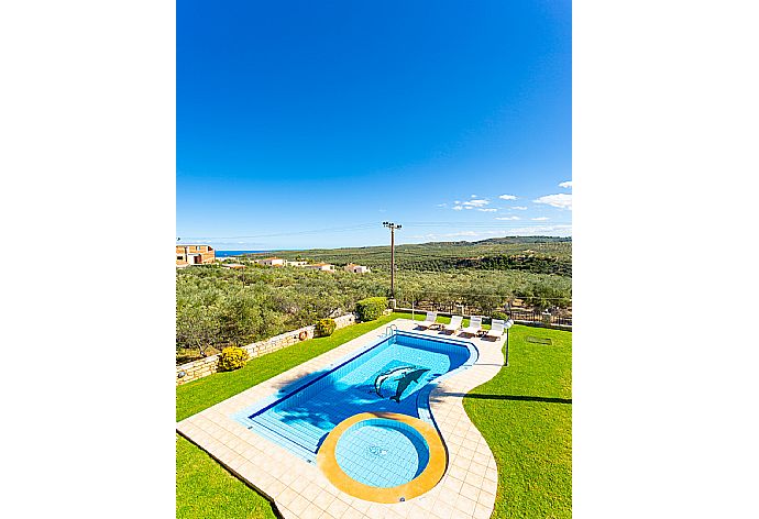 Private pool, terrace, and large garden . - Villa Maria . (Galerie de photos) }}