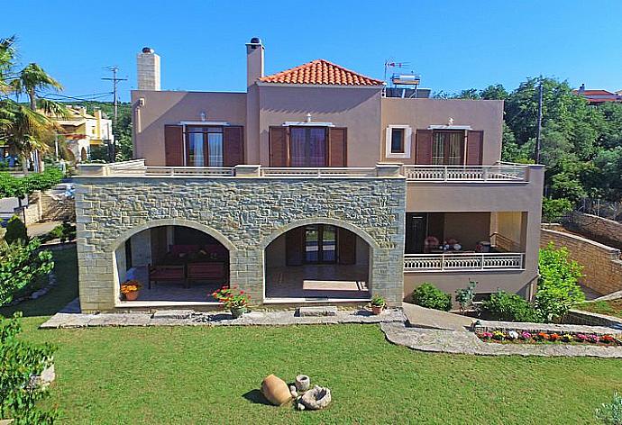 Beautiful villa with garden  . - Iris Villa . (Photo Gallery) }}