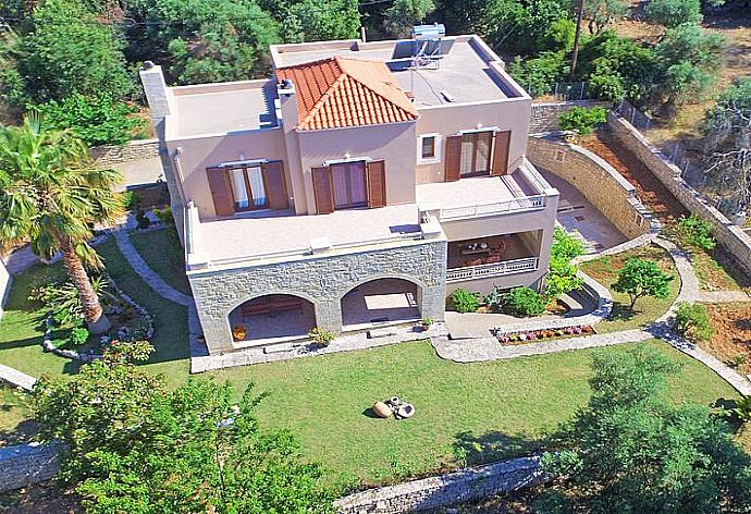 Beautiful villa with garden  . - Iris Villa . (Photo Gallery) }}