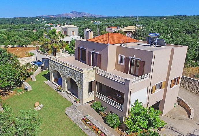 Beautiful villa with garden  . - Iris Villa . (Photo Gallery) }}