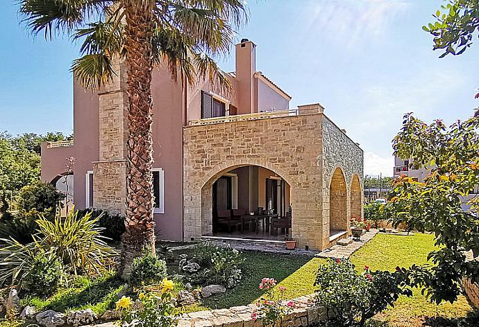 ,Beautiful villa with garden  . - Iris Villa . (Photo Gallery) }}