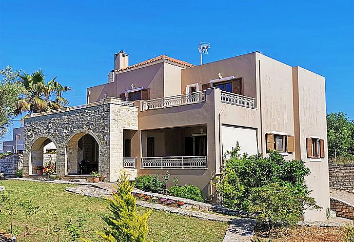 Beautiful villa with garden  . - Iris Villa . (Photo Gallery) }}