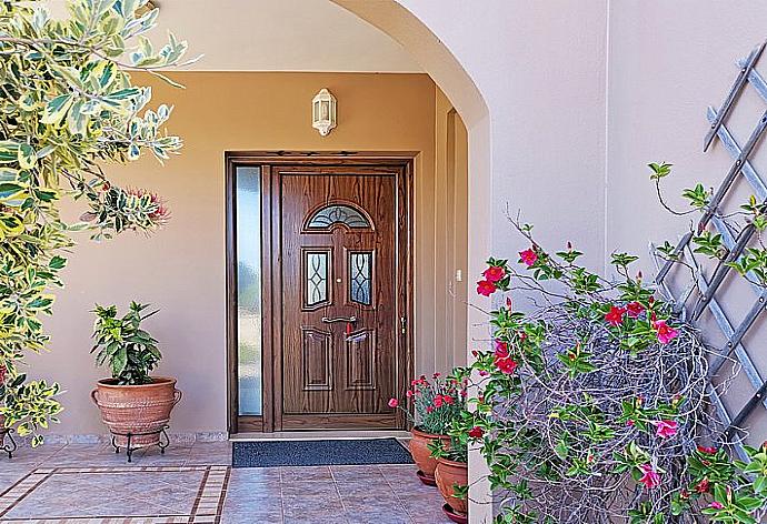 Entrance of the villa  . - Iris Villa . (Photo Gallery) }}