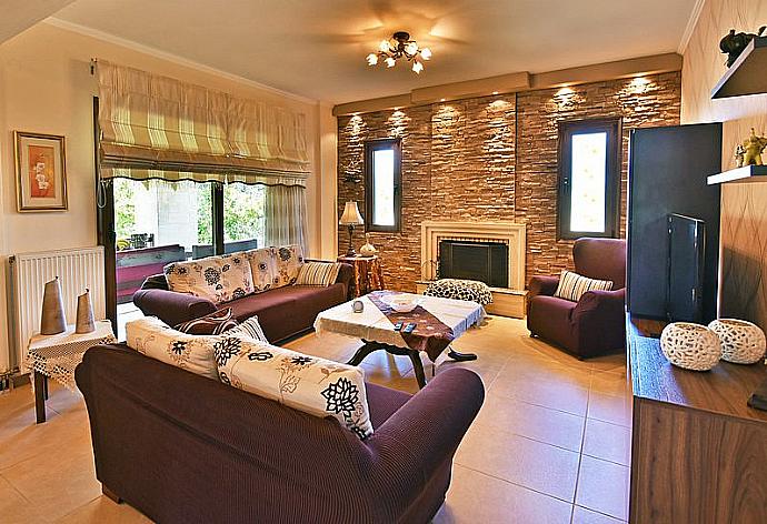 Open-plan living room with sofa  . - Iris Villa . (Photo Gallery) }}