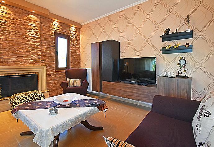 Open-plan living room with sofa . - Iris Villa . (Photo Gallery) }}