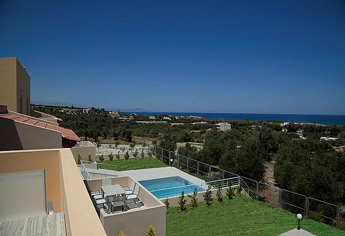 Beautiful villa with private pool, terrace, and lawn . - Yanni Villa 1 . (Fotogalerie) }}