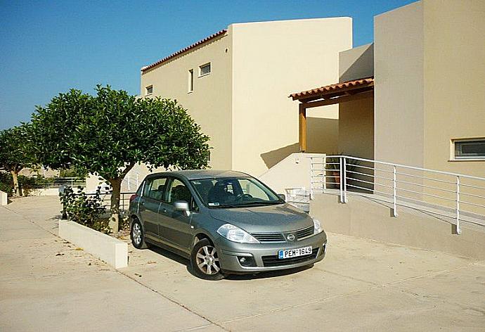 Entrance of the Villa  . - Yanni Villa 1 . (Galerie de photos) }}