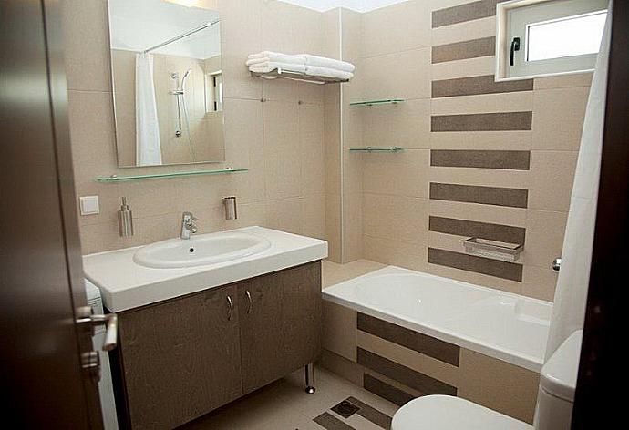 Bathroom . - Yanni Villa 1 . (Photo Gallery) }}