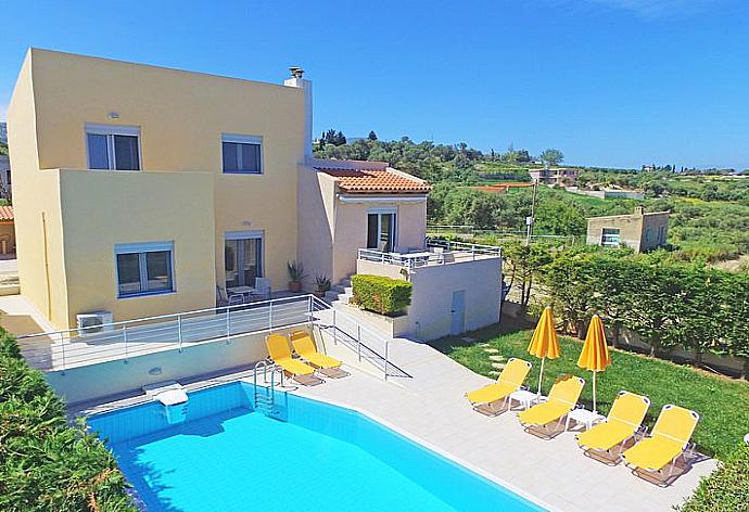 ,Beautiful villa with private pool, terrace, and lawn . - Yanni Villa 1 . (Galerie de photos) }}