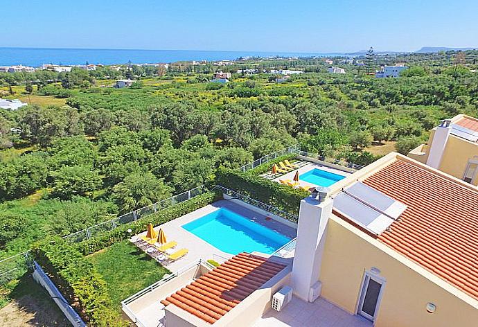 Beautiful villa with private pool, terrace, and lawn . - Yanni Villa 1 . (Galerie de photos) }}