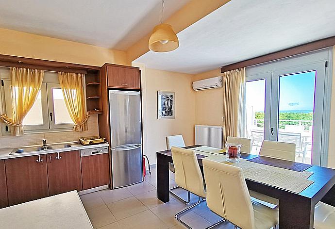 ,Open dining area and kitchen . - Yanni Villa 1 . (Fotogalerie) }}