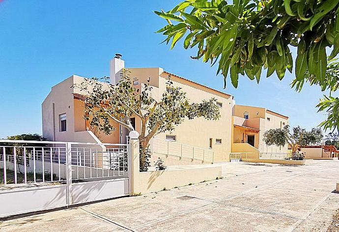 Entrance of the Villa  . - Yanni Villa 1 . (Galería de imágenes) }}