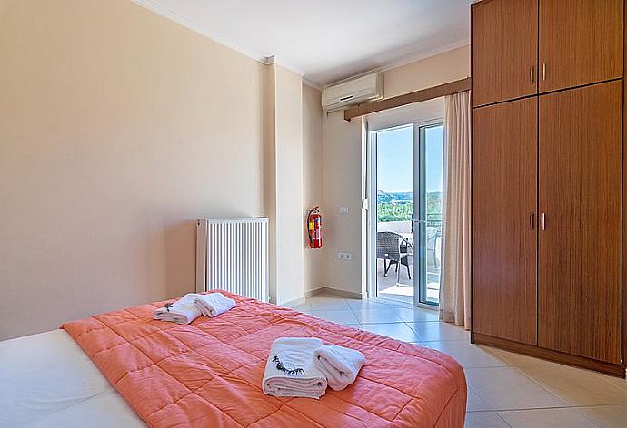 Double bedroom . - Villa Selini 7 . (Photo Gallery) }}