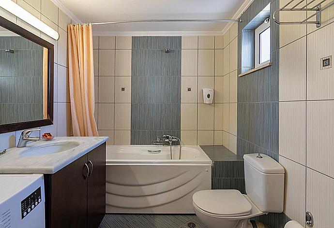 Bathroom with washing machine  . - Villa Selini 7 . (Fotogalerie) }}