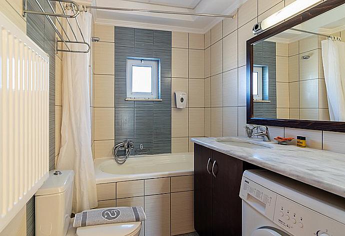 Bathroom  with washing machine  . - Villa Selini 6 . (Galerie de photos) }}