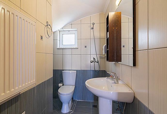 Bathroom  . - Villa Selini 6 . (Galerie de photos) }}