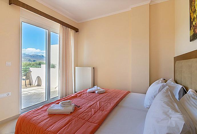 Double bedroom . - Villa Selini 5 . (Photo Gallery) }}