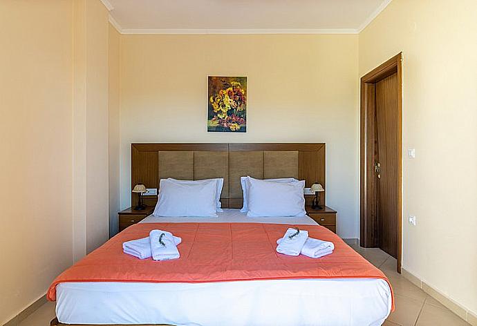 Double bedroom . - Villa Selini 5 . (Photo Gallery) }}