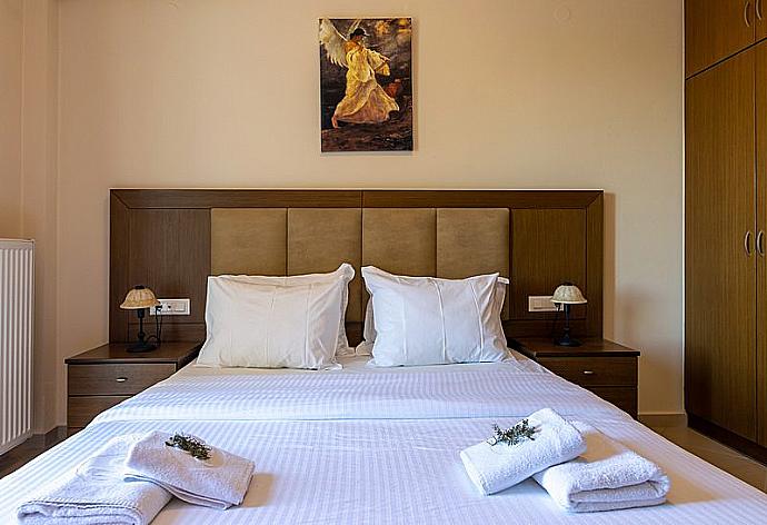 Double bedroom . - Villa Selini 5 . (Photo Gallery) }}