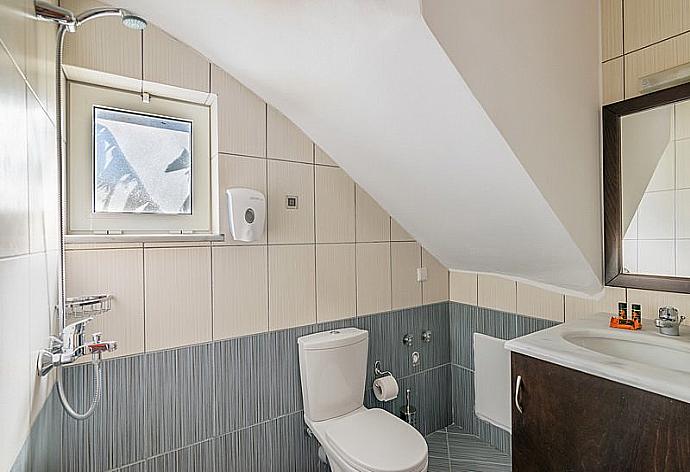 Bathroom . - Villa Selini 5 . (Photo Gallery) }}