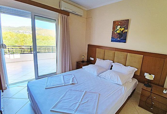 Double bedroom with balcony access  . - Villa Selini 4 . (Galería de imágenes) }}