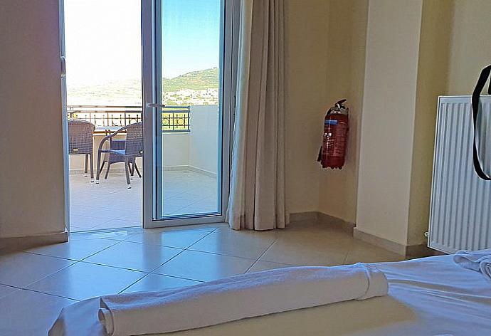 Double bedroom with balcony access . - Villa Selini 3 . (Galerie de photos) }}