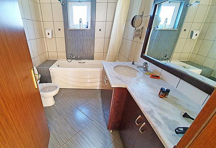 Bathroom  . - Villa Selini 3 . (Photo Gallery) }}