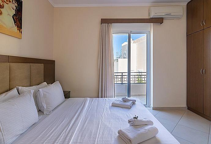 Double bedroom with balcony access . - Villa Selini 3 . (Fotogalerie) }}