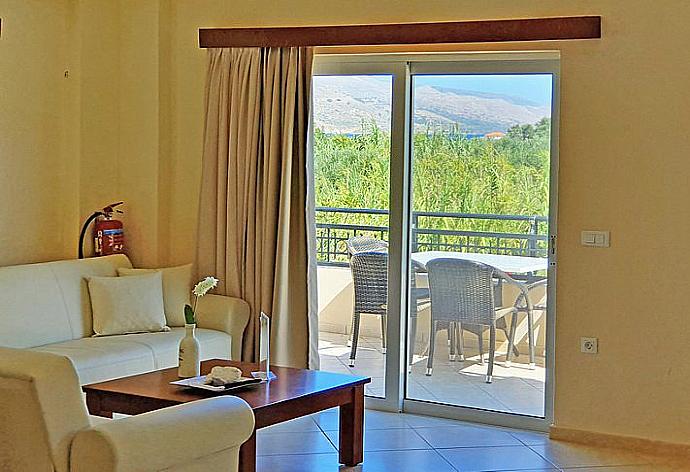 Living room with sofa . - Villa Selini 2 . (Galería de imágenes) }}