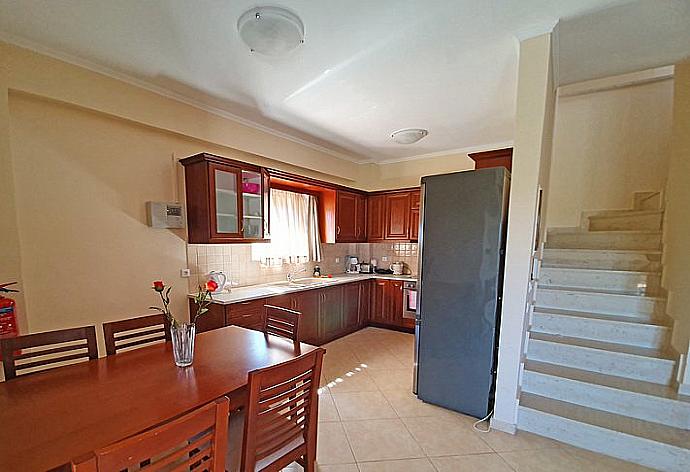 Dining area and  kitchen . - Villa Selini 2 . (Galerie de photos) }}