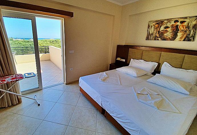 Twin bedroom   . - Villa Selini 2 . (Photo Gallery) }}