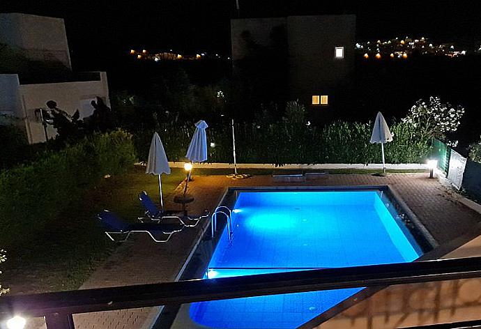 Pool area at night . - Villa Selini 1 . (Photo Gallery) }}