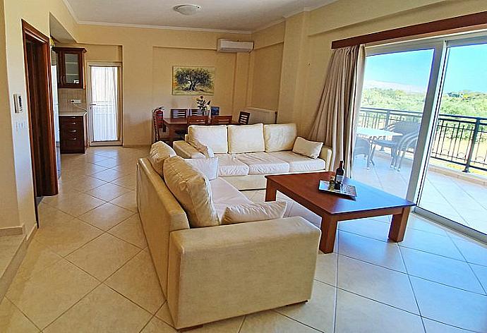 Open-plan living room with sofa, dining area . - Villa Selini 1 . (Fotogalerie) }}